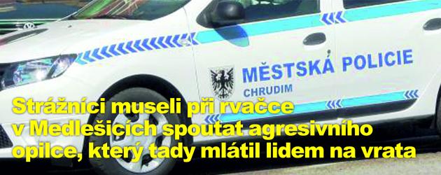 Strážníci museli při rvačce v Medlešicích spoutat agresivního opilce, který tady mlátil lidem na vrata