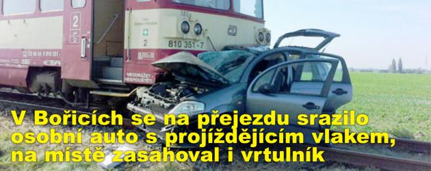 V Bořicích se na přejezdu srazilo osobní auto s projíždějícím vlakem, na místě zasahoval i vrtulník