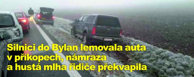 Silnici do Bylan lemovala auta v příkopech, námraza a hustá mlha řidiče překvapila 