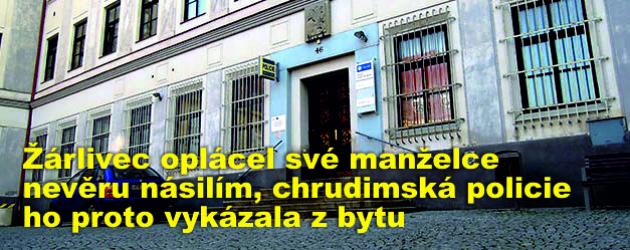 Žárlivec oplácel své manželce nevěru násilím, chrudimská policie ho proto vykázala z bytu