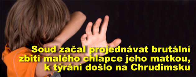 Soud začal projednávat brutální zbití malého chlapce jeho matkou, k týrání došlo na Chrudimsku