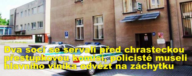Dva soci se servali před chrasteckou přestupkovou komisí, policisté museli hlavního viníka odvézt na záchytku