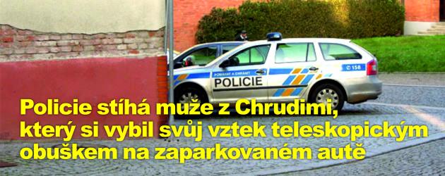 Policie stíhá muže z Chrudimi, který si vybil svůj vztek teleskopickým obuškem na zaparkovaném autě