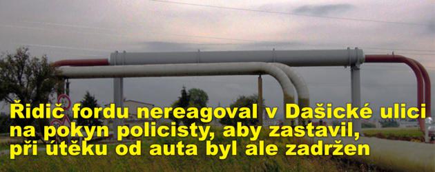 Řidič fordu nereagoval v Dašické ulici na pokyn policisty, aby zastavil, při útěku od auta byl ale zadržen