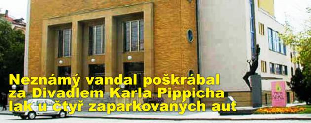 Neznámý vandal poškrábal za Divadlem Karla Pippicha lak u čtyř zaparkovaných aut