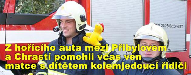 Z hořícího auta mezi Přibylovem a Chrastí pomohli včas ven matce s dítětem kolemjedoucí řidiči