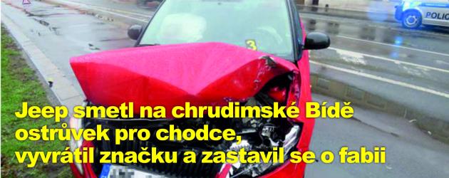 Jeep smetl na chrudimské Bídě ostrůvek pro chodce, vyvrátil značku a zastavil se o fabii