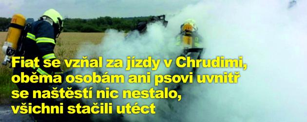 Fiat se vzňal za jízdy v Chrudimi, oběma osobám ani psovi uvnitř se naštěstí nic nestalo, všichni stačili utéct