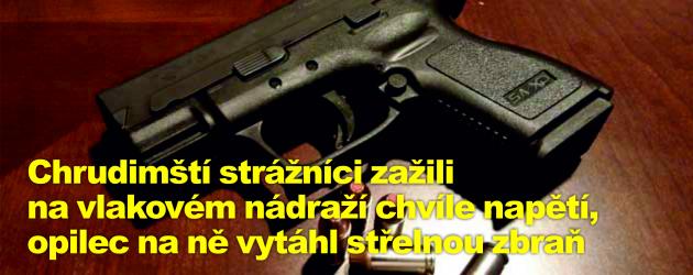 Chrudimští strážníci zažili na vlakovém nádraží chvíle napětí, opilec na ně vytáhl střelnou zbraň