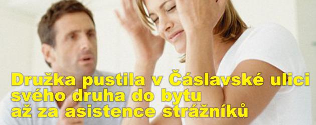 Družka pustila v Čáslavské ulici svého druha do bytu až za asistence strážníků