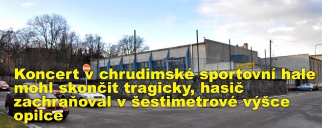 Koncert v chrudimské sportovní hale mohl skončit tragicky, hasič zachraňoval v šestimetrové výšce opilce 