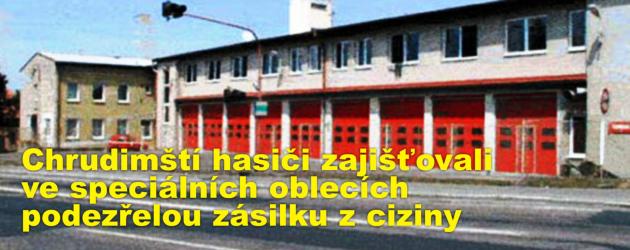 Chrudimští hasiči zajišťovali ve speciálních oblecích podezřelou zásilku z ciziny