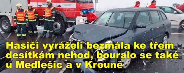 Hasiči vyráželi bezmála ke třem desítkám nehod, bouralo se také u Medlešic a v Krouně