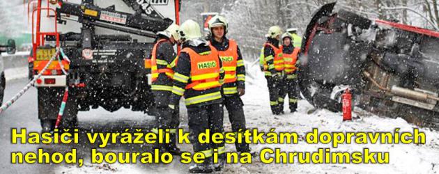 Hasiči v sobotu vyráželi k desítkám dopravních nehod, bouralo se i na Chrudimsku