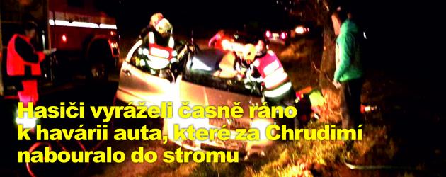 Hasiči vyráželi časně ráno k havárii auta, které za Chrudimí nabouralo do stromu