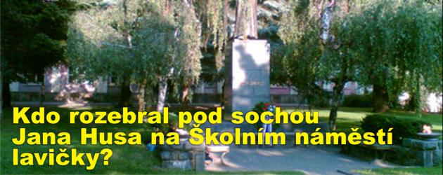 Kdo rozebral pod sochou Jana Husa na Školním náměstí lavičky? Chrudimští strážníci pátrají, proč skončily ve sběrně