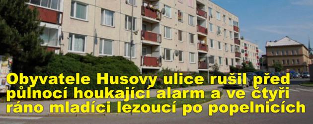 Obyvatele Husovy ulice rušil před půlnocí houkající alarm a ve čtyři ráno mladíci lezoucí po popelnicích