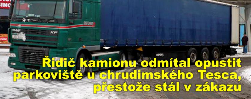 Řidič kamionu odmítal opustit parkoviště u chrudimského Tesca, přestože stál v zákazu