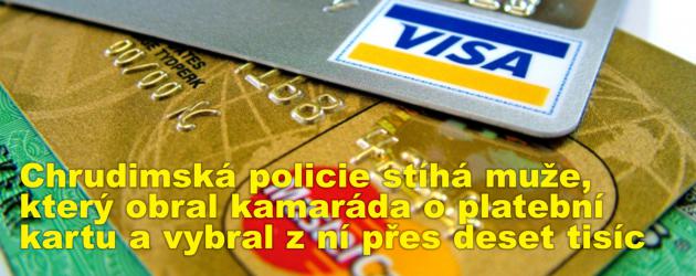 Chrudimská policie stíhá muže, který obral kamaráda o platební kartu a vybral z ní přes deset tisíc