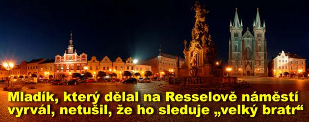 Mladík, který dělal na Resselově náměstí vyrvál, netušil, že ho sleduje „velký bratr“