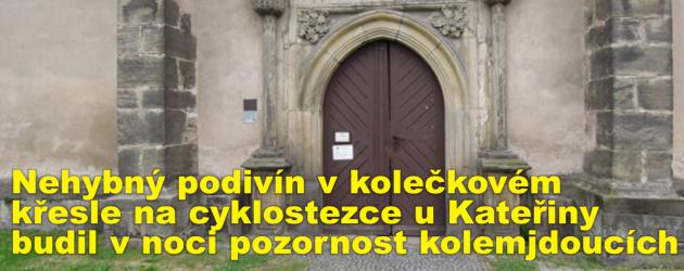 Nehybný podivín v kolečkovém křesle na cyklostezce u Kateřiny budil v noci pozornost kolemjdoucích