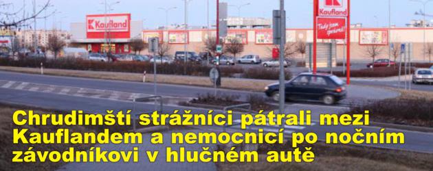 Chrudimští strážníci pátrali mezi Kauflandem a nemocnicí po nočním závodníkovi v hlučném autě 