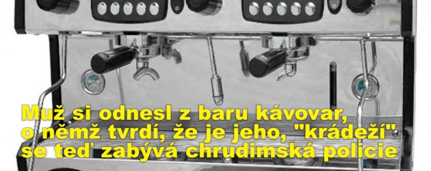 Muž si odnesl z baru kávovar, o němž tvrdí, že je jeho, "krádeží" se teď zabývá chrudimská policie