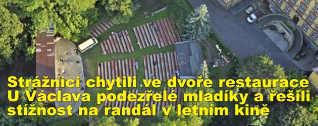 Strážníci chytili ve dvoře restaurace U Václava podezřelé mladíky a řešili stížnost na noční randál v letním kině