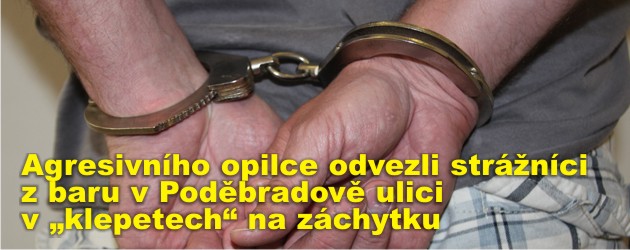 Agresivního opilce odvezli strážníci z baru v Poděbradově ulici v „klepetech“ na záchytku