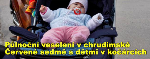 Půlnoční veselení v chrudimské Červené sedmě versus rodičovská zodpovědnost dvou žen s dětmi v kočárcích