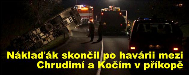 Náklaďák skončil po havárii mezi Chrudimí a Kočím v příkopě, vyprostit ho přijela těžká technika