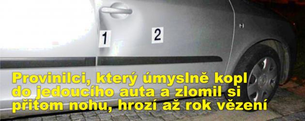 Provinilci, který úmyslně kopl do jedoucího auta a zlomil si přitom nohu, hrozí až rok vězení