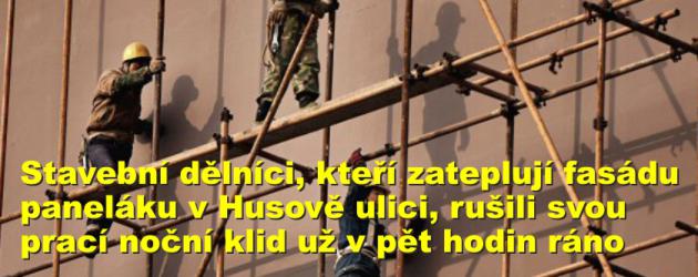 Stavební dělníci, kteří zateplují fasádu paneláku v Husově ulici, rušili svou prací noční klid už v pět hodin ráno