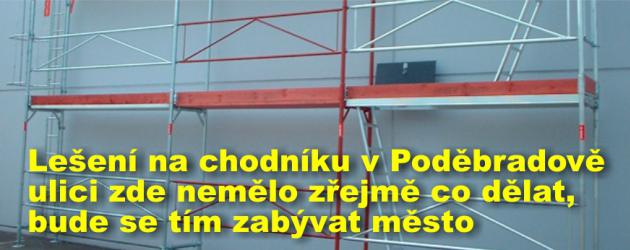 Lešení na chodníku v Poděbradově ulici zde nemělo zřejmě co dělat, bude se tím zabývat město