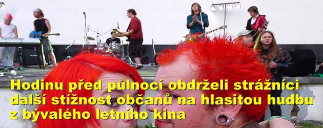 Hodinu před půlnocí obdrželi strážníci další stížnost občanů na hlasitou hudbu z bývalého letního kina
