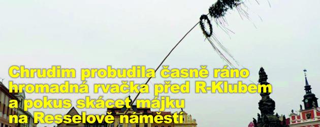 Chrudim probudila časně ráno hromadná rvačka před R-Klubem a pokus skácet májku na Resselově náměstí