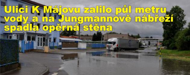 Ulici K Májovu zalilo půl metru vody a na Jungmannově nábřeží spadla opěrná stěna