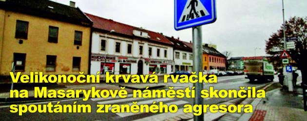 Velikonoční krvavá rvačka na Masarykově náměstí skončila spoutáním zraněného agresora