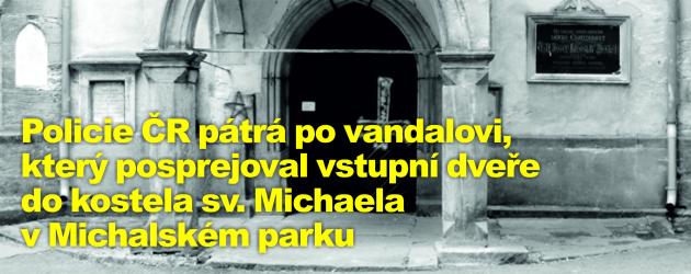 Policie ČR pátrá po vandalovi, který posprejoval vstupní dveře kostela sv. Michaela v Michalském parku