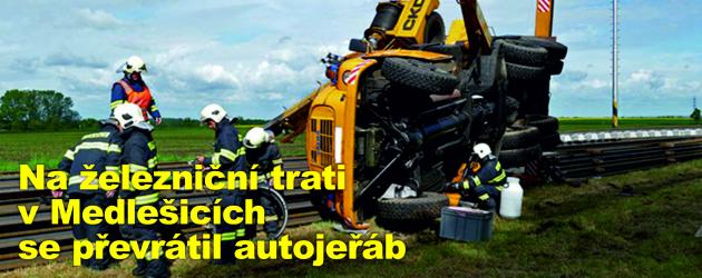 Na železniční trati v Medlešicích se převrátil autojeřáb