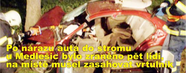 Po nárazu auta do stromu u Medlešic bylo zraněno pět lidí, na místě musel zasahovat vrtulník