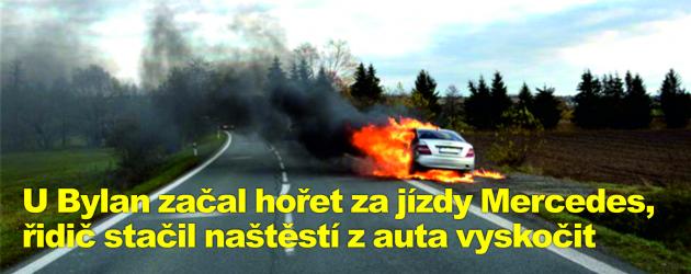 U Bylan začal hořet za jízdy Mercedes Benz, řidič stačil naštěstí z auta vyskočit