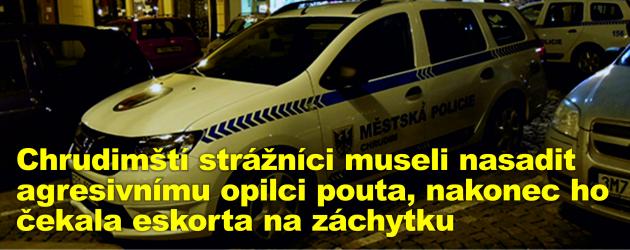 Chrudimští strážníci museli nasadit agresivnímu opilci pouta, nakonec ho čekala eskorta na záchytku