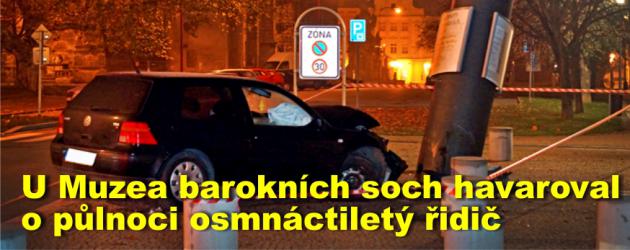 U Muzea barokních soch havaroval o půlnoci osmnáctiletý řidič volkswagenu, zastavila ho až masivní kovová trubka