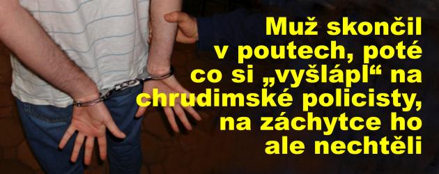 Muž skončil v poutech, poté co si „vyšlápl“ na chrudimské policisty, na záchytce ho ale nechtěli