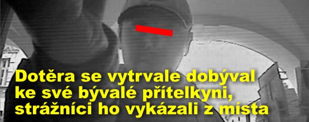 Dotěra se vytrvale dobýval ke své bývalé přítelkyni, strážníci ho vykázali z místa