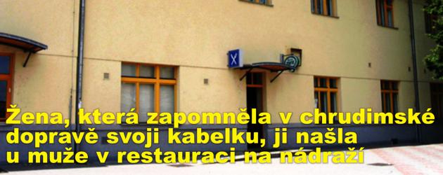 Žena, která zapomněla v chrudimské dopravě svoji kabelku, ji našla u muže v restauraci na nádraží