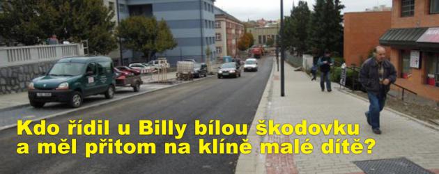 Kdo řídil u Billy bílou škodovku a měl přitom na klíně malé dítě?