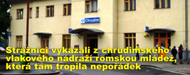 Strážníci vykázali z chrudimského vlakového nádraží romskou mládež, která tam tropila nepořádek