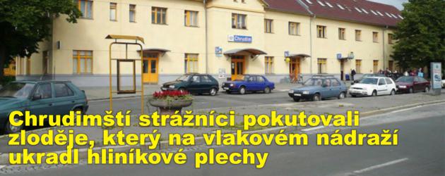 Chrudimští strážníci pokutovali zloděje, který na vlakovém nádraží ukradl hliníkové plechy